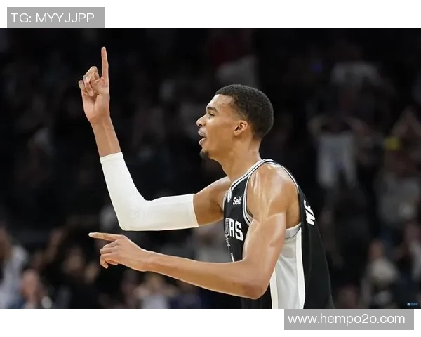 马刺与猛龙激战正酣邦纳扣篮瞬间点燃全场激情 马刺与猛龙激战正酣邦纳扣篮瞬间点燃全场激情